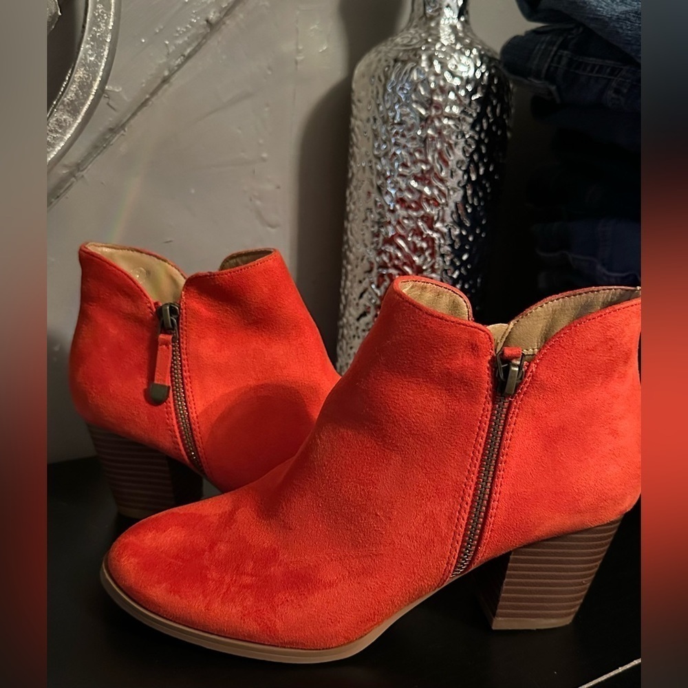 KOHLS BOOTIES IN A ORANGE/REDISH KIND OF COLOR. UNIQUE STATEMENT SHOE